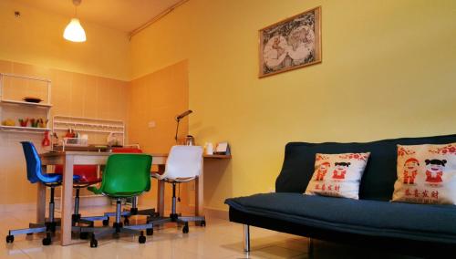 sala de estar con sofá, mesa y sillas en Cempaka Service Suite Unit - PRIVATELY OWNED, en Kuala Lumpur