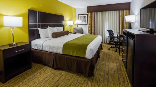 A bed or beds in a room at Best Western Plus Hanes Mall