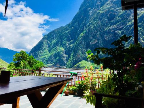 a picnic table with a view of a mountain at TIBET Guest house 虎跳峡卓玛客栈 in Shangri-La