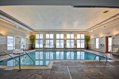 The swimming pool at or close to Hyatt Place Chicago/Naperville/Warrenville