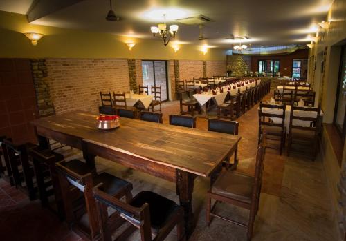 Un restaurante o sitio para comer en Maruni Sanctuary Lodge by KGH Group