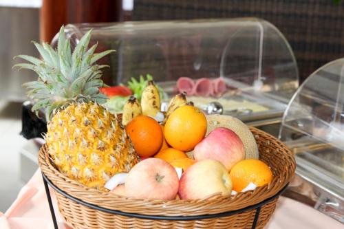a basket of fruit sitting on a table at Pirogue Lodge in Baie Sainte Anne