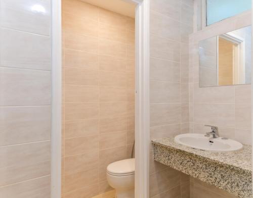 bagno con servizi igienici e lavandino di Platinum Motel a Perth