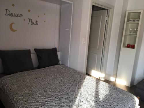 Postel nebo postele na pokoji v ubytování Coeur d'Elsass "RAPP"appartement avec parking