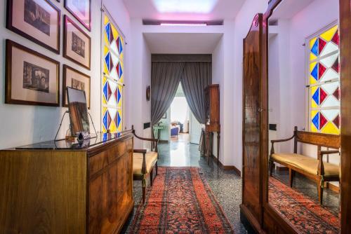 korytarz z pokojem z korytarzem w obiekcie Casa Bertagni w Bolonii