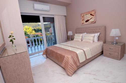 sypialnia z łóżkiem i balkonem w obiekcie Stefanos Resort w mieście Mesongi