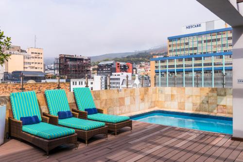 balkon z 2 krzesłami i basenem w obiekcie ONOMO Hotel Cape Town – Inn On The Square w Kapsztadzie