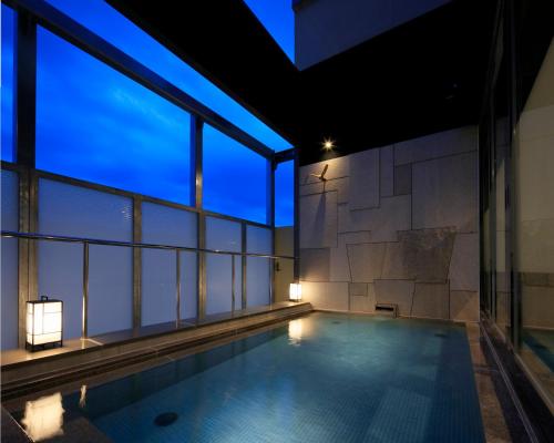 una piscina en la azotea de un edificio en Candeo Hotels Kobe Tor Road, en Kobe