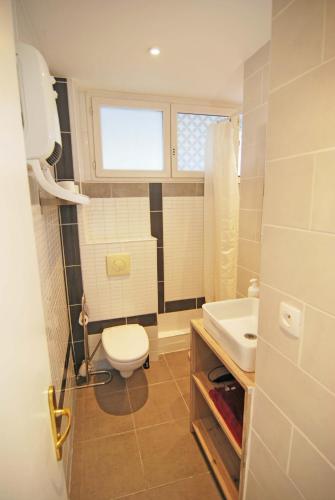 une petite salle de bain avec toilettes et lavabo dans l'établissement Chambre Montpellier Campanules (home sharing), à Montpellier