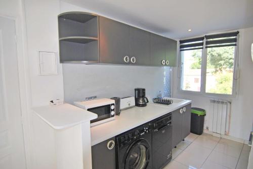 Il comprend une cuisine équipée d'un lave-linge et d'un sèche-linge. dans l'établissement Chambre Montpellier Campanules (home sharing), à Montpellier