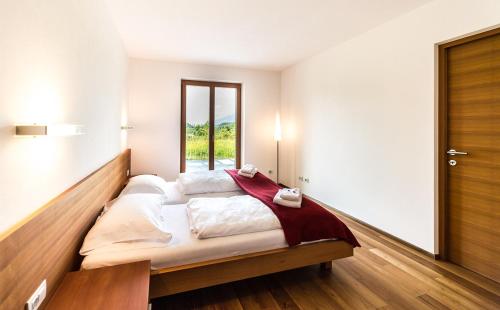 a large bed in a room with a window at Baumgartnerhof in Naz-Sciaves