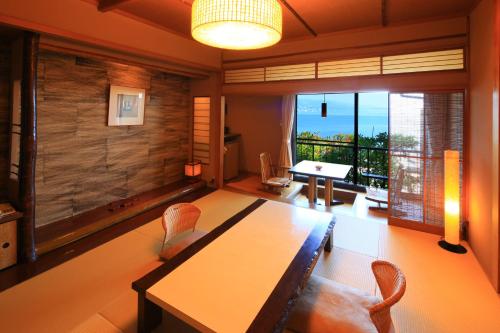 熱海市にある源泉湯宿 大成館のダイニングルーム(テーブル付)が備わり、海の景色を望めます。