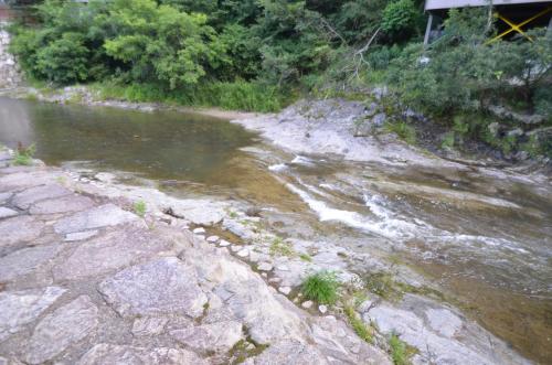 a stream of water next to a river at Shin Kabakawa Kanko Hotel in Takamatsu