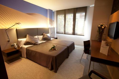 En eller flere senger på et rom på Hotel Urpí