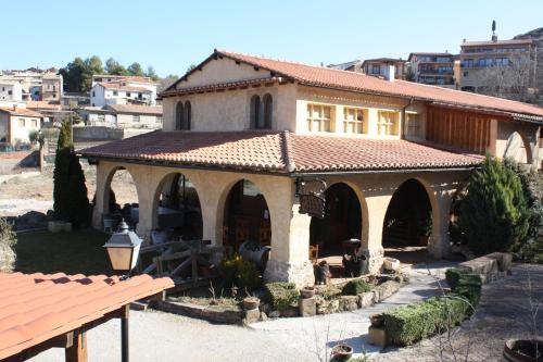 a house with a tiled roof in a yard at Raco del Tosca in Beceite