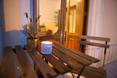 a wooden table with a mug sitting on top of it at Hospedagem Casa das Regadas in Vale de Cambra