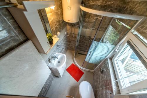 vista sul soffitto di un bagno con doccia e lavandino di Lux Apartment in Downtown a Belgrado