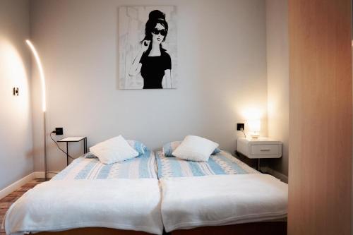 sypialnia z łóżkiem i obrazem na ścianie w obiekcie Apartamenty Na Wydmie w Ustce