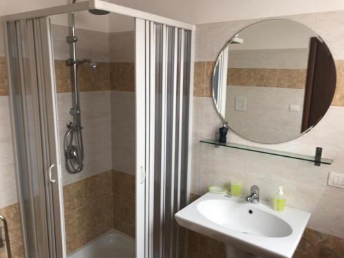 W łazience znajduje się umywalka, prysznic i lustro. w obiekcie via marchesi Avola (sr) w mieście Avola