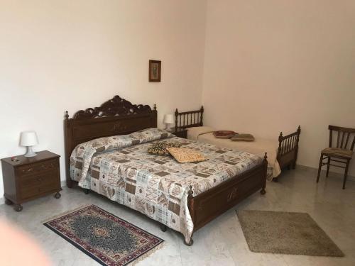 sypialnia z 2 łóżkami, stołem i krzesłami w obiekcie via marchesi Avola (sr) w mieście Avola