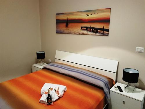 una camera da letto con un letto e un dipinto sul muro di Casa Vacanze La Scalinata a Bisceglie