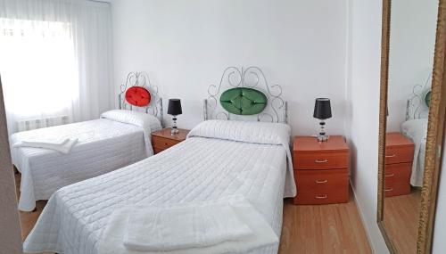 a bedroom with two beds and a mirror at Apartamento La Ruta Del Vino in Haro