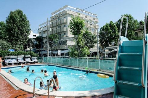 um grupo de pessoas numa piscina em Hotel Executive La Fiorita em Rimini