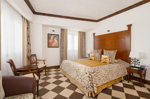 Säng eller sängar i ett rum på Bogatyr Hotel
