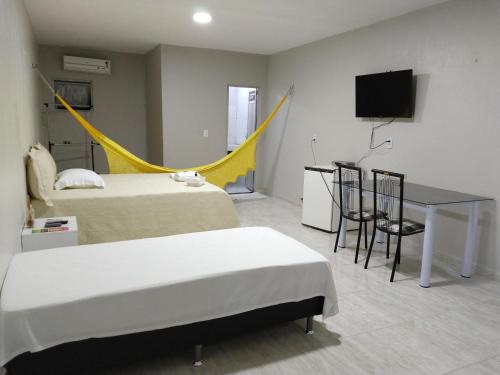 Un pat sau paturi într-o cameră la Confiance Hotel