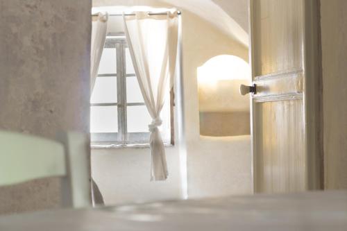 an open door to a room with a window at Il Giardino Della Regina in Gallipoli