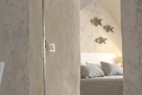 a bedroom with a bed with spiders on the wall at Il Giardino Della Regina in Gallipoli