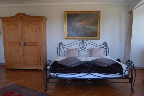 Postel nebo postele na pokoji v ubytování Hotel & Restaurant Schloss Schwandegg