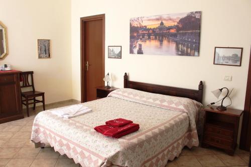 Un dormitorio con una cama con una maleta roja. en Ianus Guest House, en Roma