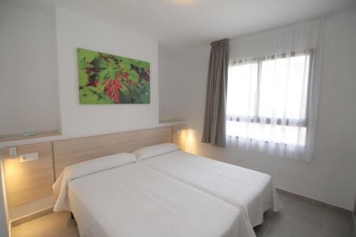 Posteľ alebo postele v izbe v ubytovaní Apartamentos Vistamar