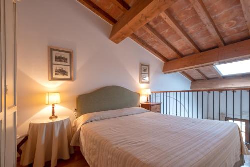 una camera con letto e tavolo con lampada di Poggio all'Agnello Sport & Active Holidays a Populonia