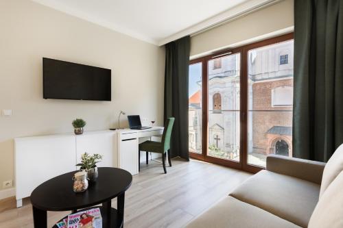 Televízia a/alebo spoločenská miestnosť v ubytovaní Liza Lux Apartments I Old Town
