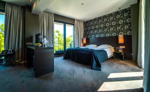 Un pat sau paturi într-o cameră la mOdus Hotel
