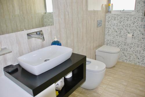een badkamer met een wastafel en een toilet bij Back Valley Farmstay Bed and Breakfast in Victor Harbor