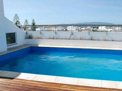 een groot blauw zwembad op een balkon bij Lovely Apartment Alvor in Alvor