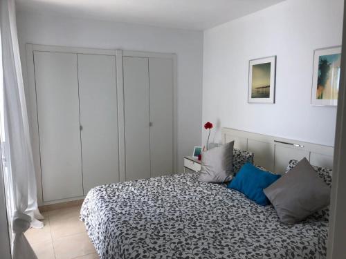 een slaapkamer met een bed en witte kasten bij Las Algas 1 Etage in Maspalomas