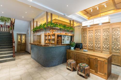 um bar num restaurante com uma parede de tijolos em Yangshuo River View Hotel em Yangshuo
