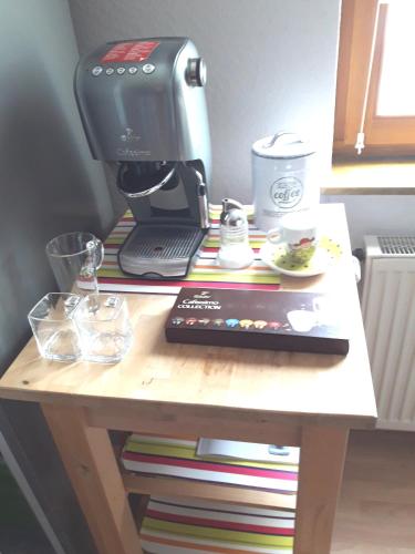 a table with a coffee maker on top of it at Ferienwohnung im Rhein-Main Gebiet nahe Frankfurt, Rödermark in Rödermark