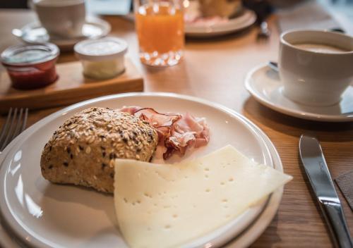 エルツァッハにあるHotel Restaurant Kochschule Rössleのペストリーとコーヒーの盛り合わせ