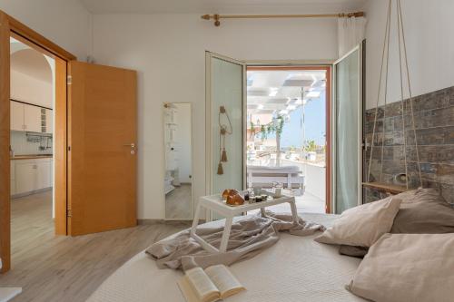 sypialnia z łóżkiem i stołem z widokiem w obiekcie A'NACA HOLIDAY HOME w mieście Marina di Ragusa