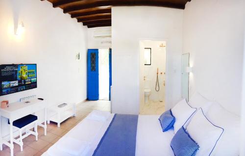 Ένα ή περισσότερα κρεβάτια σε δωμάτιο στο Loukia Studios & Suites