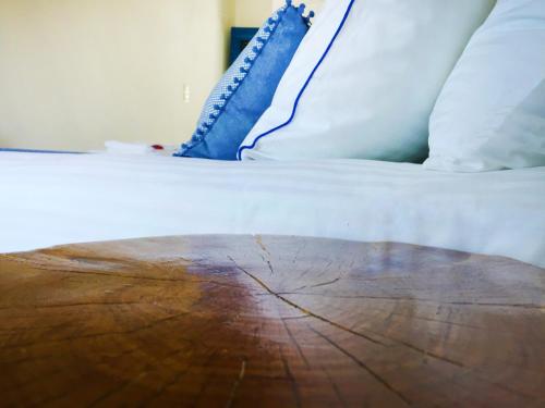 Ένα ή περισσότερα κρεβάτια σε δωμάτιο στο Loukia Studios & Suites