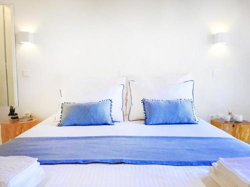 Ένα ή περισσότερα κρεβάτια σε δωμάτιο στο Loukia Studios & Suites