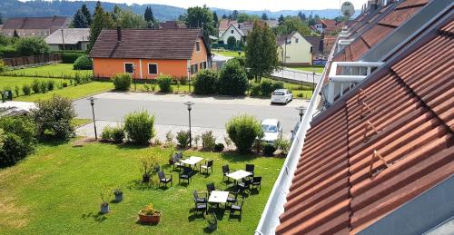 an aerial view of a yard with tables and chairs at Frühstückspension Winter in Gössendorf