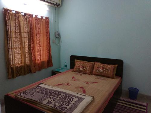 Postel nebo postele na pokoji v ubytování SANJOG Homestay