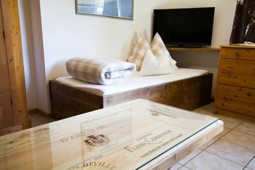 a room with a couch and a flat screen tv at Chalet Stubai inklusive Stubai Super Card in Fulpmes